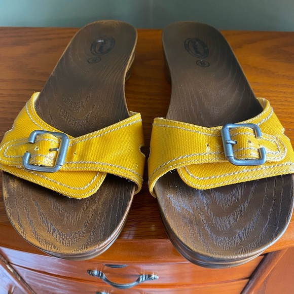 Dr Scholl's Faux Wood with Retro Yellow Buckle Strap Women's Sandals - - Picture 2 of 4